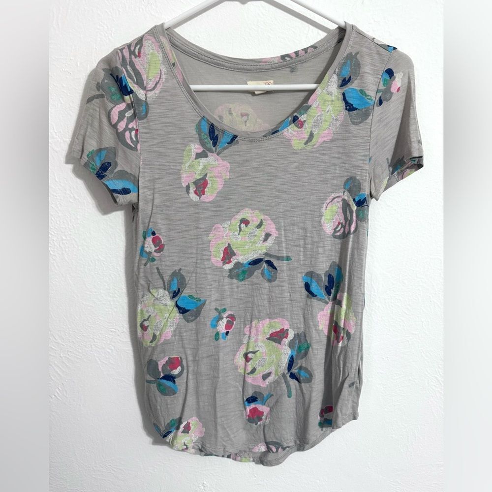 Aerie pastel gray floral short sleeve Pretty T, lightweight, size XS